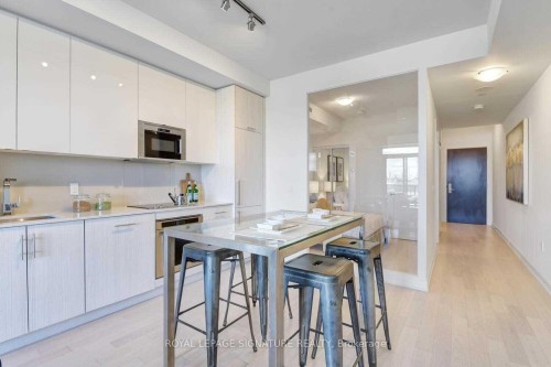 907-330 Richmond Street W, Toronto, ON - Indoor Photo Showing Kitchen With Upgraded Kitchen