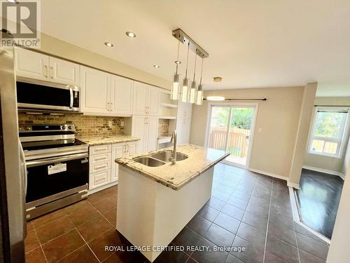 426 Orange Walk Crescent, Mississauga, ON - Indoor Photo Showing Kitchen With Double Sink With Upgraded Kitchen