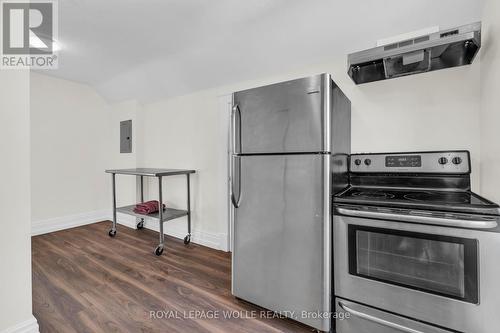 Unit D (Upper) - 98 Church Street, Kitchener, ON - Indoor Photo Showing Kitchen