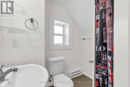 Unit D (Upper) - 98 Church Street, Kitchener, ON - Indoor Photo Showing Bathroom