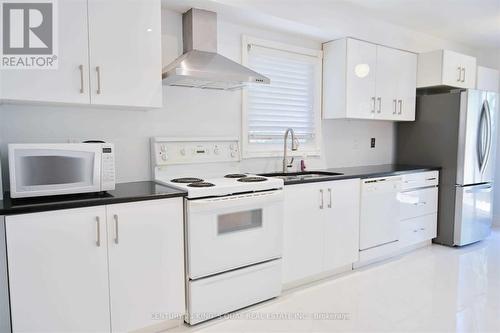 8 Samantha Circle, Richmond Hill, ON - Indoor Photo Showing Kitchen