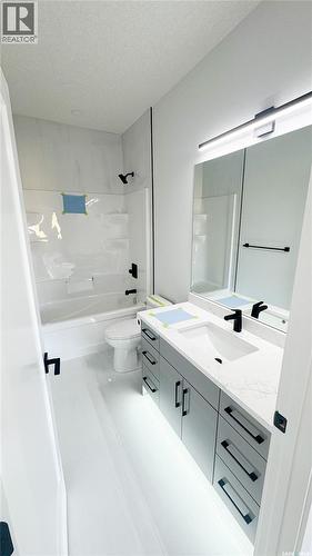 430 Nazarali Manor, Saskatoon, SK - Indoor Photo Showing Bathroom