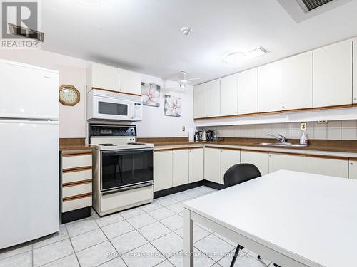 2006 - 3100 Kirwin Avenue, Mississauga, ON - Indoor Photo Showing Kitchen