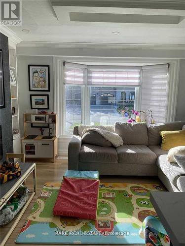 60 Patricia Drive, King, ON - Indoor Photo Showing Living Room