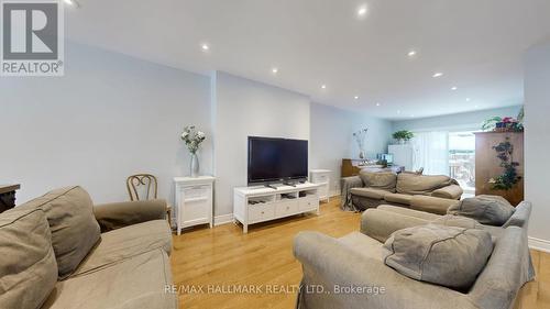 274 Demaine Crescent, Richmond Hill, ON - Indoor Photo Showing Living Room