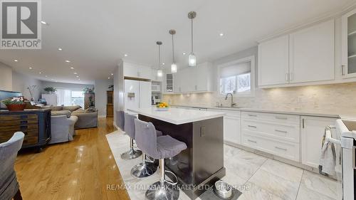 274 Demaine Crescent, Richmond Hill, ON - Indoor Photo Showing Kitchen With Upgraded Kitchen
