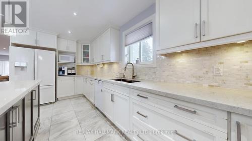 274 Demaine Crescent, Richmond Hill, ON - Indoor Photo Showing Kitchen With Double Sink With Upgraded Kitchen