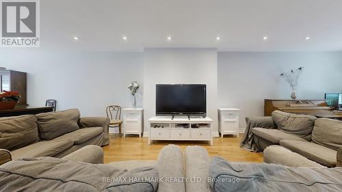 274 Demaine Crescent, Richmond Hill, ON - Indoor Photo Showing Living Room