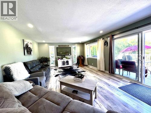 2484 Bailey Road, Williams Lake, BC - Indoor Photo Showing Living Room