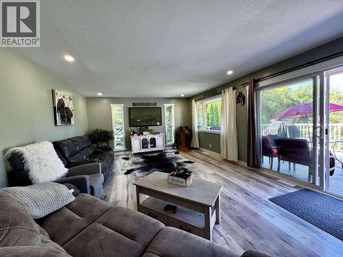 2484 Bailey Road, Williams Lake, BC - Indoor Photo Showing Living Room