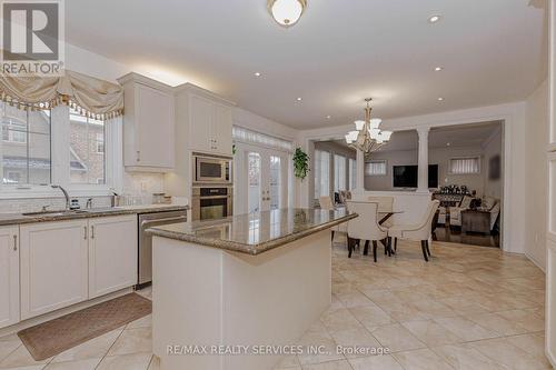 132 Bloomsbury Avenue, Brampton, ON - Indoor Photo Showing Kitchen