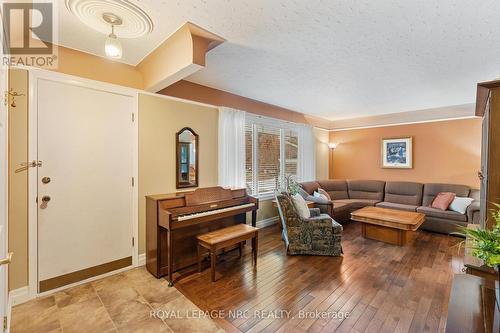 Hardwood floors - 26 Southdale Drive, St. Catharines (Vine/Linwell), ON - Indoor Photo Showing Living Room