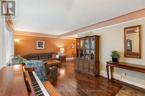 26 Southdale Drive, St. Catharines (Vine/Linwell), ON - Indoor Photo Showing Living Room