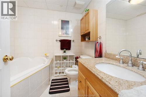 1454 Clover Avenue, Windsor, ON - Indoor Photo Showing Bathroom