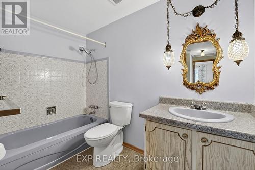 18 Fairway Drive, Hamilton, ON - Indoor Photo Showing Bathroom
