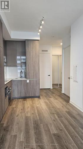 1010 - 8 Interchnage Way, Vaughan, ON - Indoor Photo Showing Kitchen