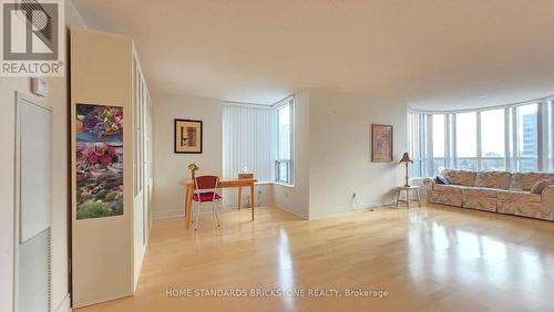 712 - 5 Northtown Way, Toronto, ON - Indoor Photo Showing Living Room