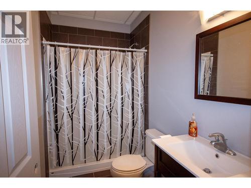1717 87 Avenue, Dawson Creek, BC - Indoor Photo Showing Bathroom