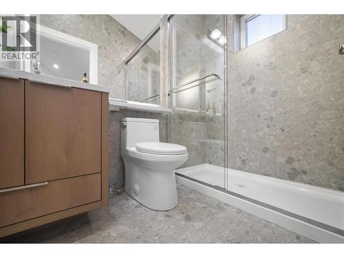 1 2386 E 45Th Avenue, Vancouver, BC - Indoor Photo Showing Bathroom
