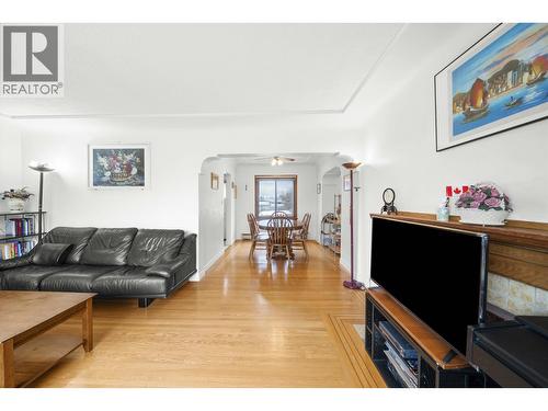 1371 Duthie Avenue, Burnaby, BC - Indoor Photo Showing Living Room