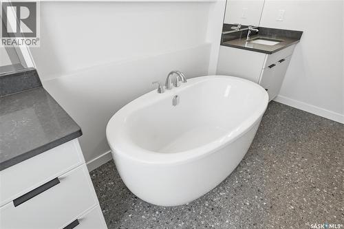 470 Cockcroft Place, Saskatoon, SK - Indoor Photo Showing Bathroom