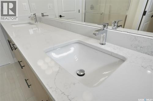 422 Cockcroft Place, Saskatoon, SK - Indoor Photo Showing Bathroom