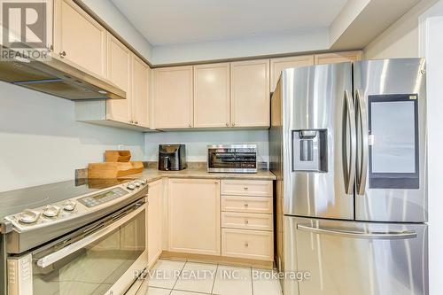 3839 Spicewood Way, Mississauga, ON - Indoor Photo Showing Kitchen