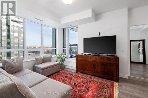 424 - 405 Dundas Street W, Oakville, ON - Indoor Photo Showing Living Room