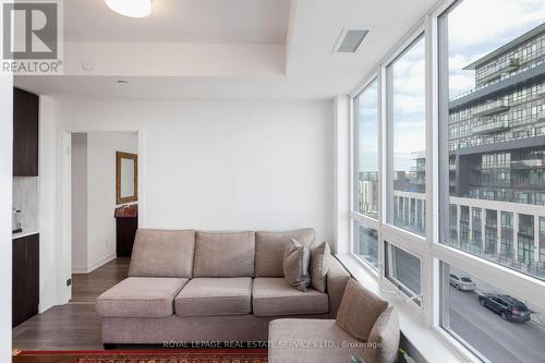 424 - 405 Dundas Street W, Oakville, ON - Indoor Photo Showing Living Room