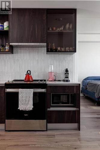 424 - 405 Dundas Street W, Oakville, ON - Indoor Photo Showing Kitchen