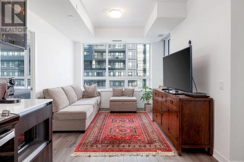 424 - 405 Dundas Street W, Oakville, ON - Indoor Photo Showing Living Room
