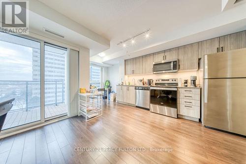 727 - 20 Meadowglen Place, Toronto, ON - Indoor Photo Showing Kitchen