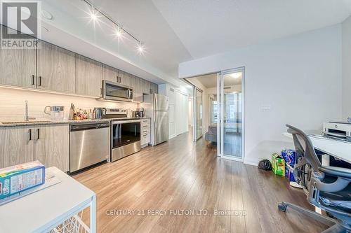 727 - 20 Meadowglen Place, Toronto, ON - Indoor Photo Showing Kitchen