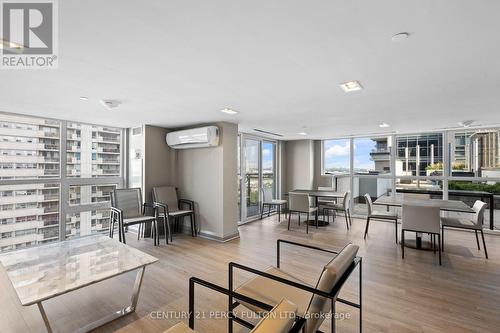 727 - 20 Meadowglen Place, Toronto, ON - Indoor Photo Showing Living Room