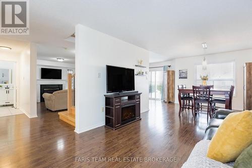 7 Round Leaf Court, Barrie, ON - Indoor Photo Showing Living Room