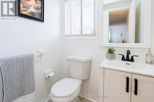 7 Round Leaf Court, Barrie, ON - Indoor Photo Showing Bathroom