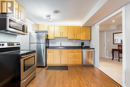 7 Round Leaf Court, Barrie, ON - Indoor Photo Showing Kitchen