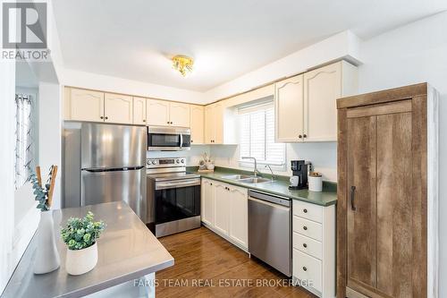 7 Round Leaf Court, Barrie, ON - Indoor Photo Showing Kitchen With Double Sink