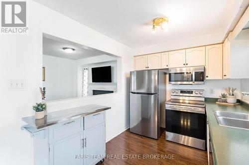 7 Round Leaf Court, Barrie, ON - Indoor Photo Showing Kitchen With Double Sink