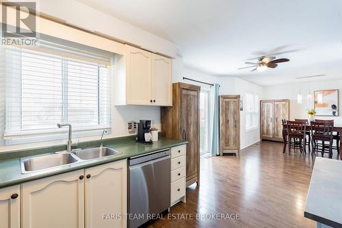 7 Round Leaf Court, Barrie, ON - Indoor Photo Showing Kitchen With Double Sink
