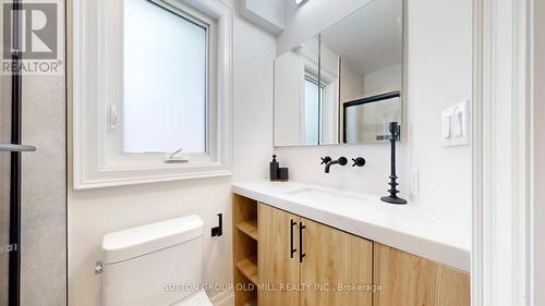 59 Shirley Street, Toronto, ON - Indoor Photo Showing Bathroom