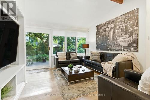 230 South Service Road, Mississauga, ON - Indoor Photo Showing Living Room