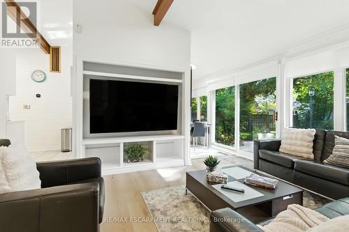 230 South Service Road, Mississauga, ON - Indoor Photo Showing Living Room