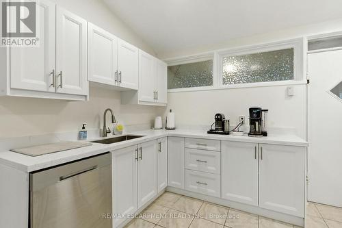 230 South Service Road, Mississauga, ON - Indoor Photo Showing Kitchen