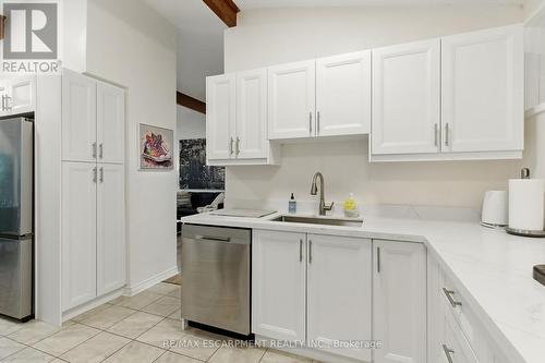 230 South Service Road, Mississauga, ON - Indoor Photo Showing Kitchen