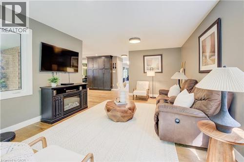 7664 Maltby Road E, Puslinch, ON - Indoor Photo Showing Living Room