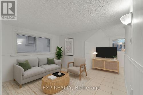 1331 St. James Avenue, Mississauga, ON - Indoor Photo Showing Living Room