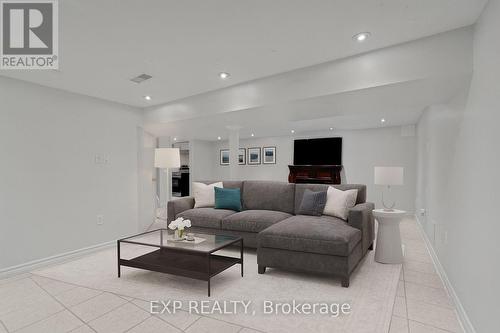 1331 St. James Avenue, Mississauga, ON - Indoor Photo Showing Living Room