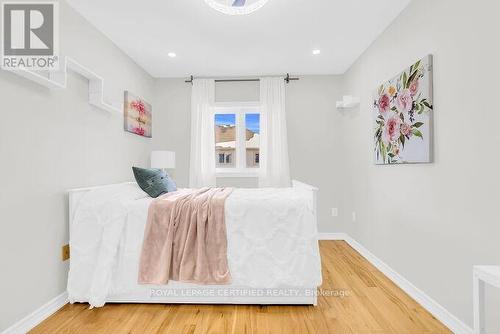 4693 Thomas Alton Boulevard, Burlington, ON - Indoor Photo Showing Bedroom
