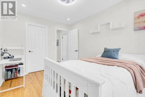 4693 Thomas Alton Boulevard, Burlington, ON - Indoor Photo Showing Bedroom